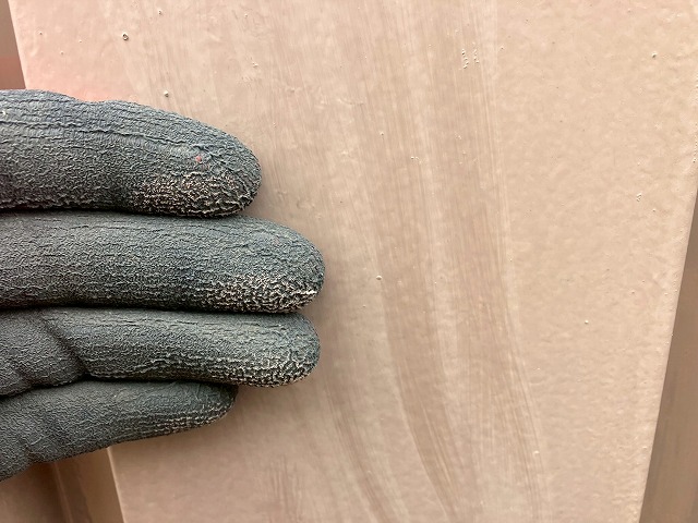 指先でこすって塗装の劣化を確認